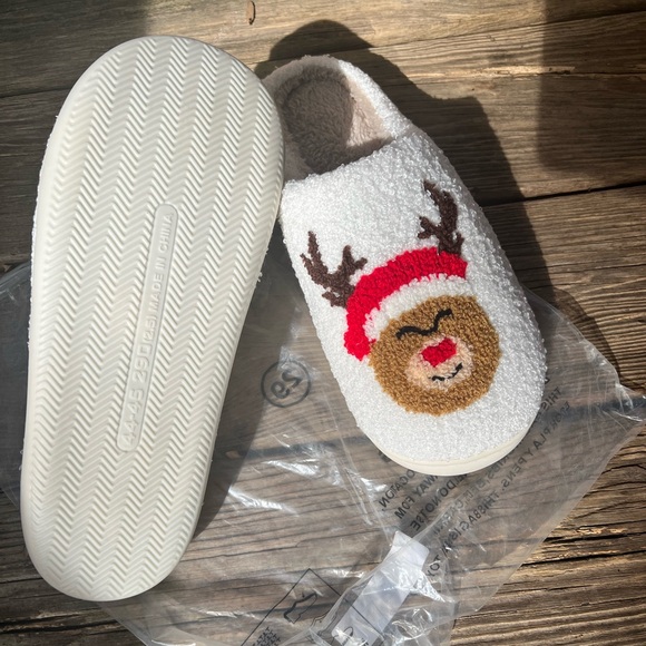 Rudolph /Christmas cream color bedroom slippers - Picture 6 of 9